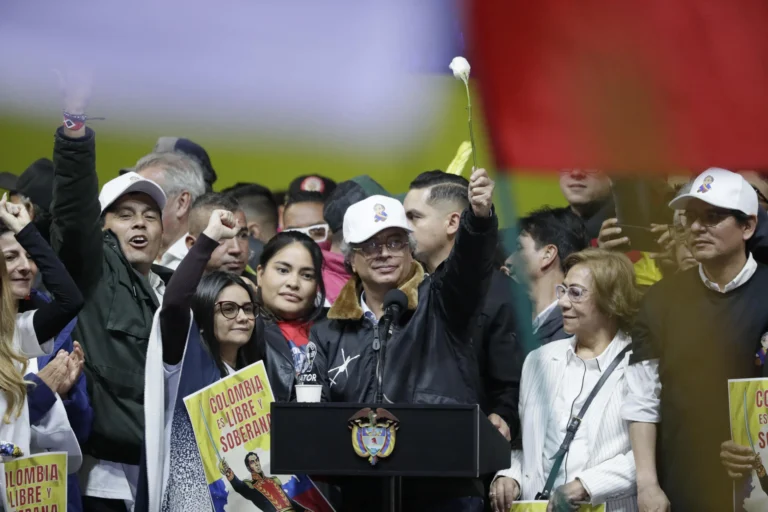 Petro exige que EUA devolvam Maduro para ser julgado na Venezuela e critica intervenção militar