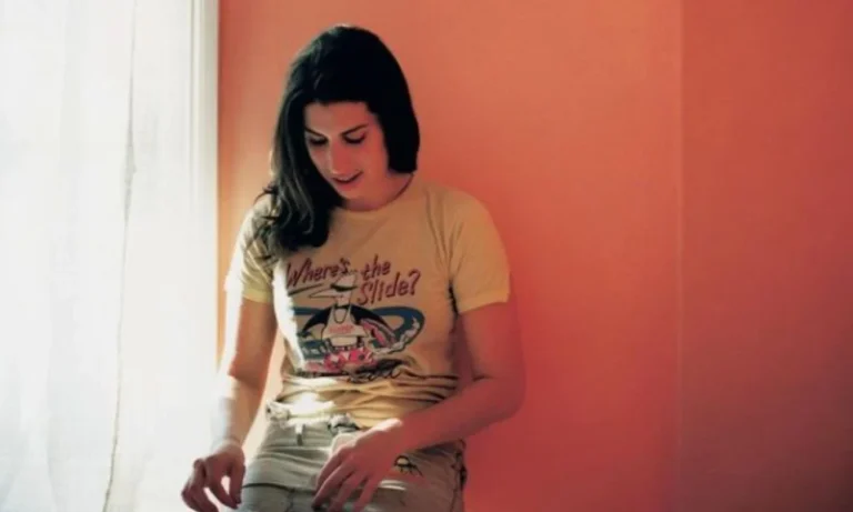 Amigas de Amy Winehouse Leiloam Pertences da Cantora por R$ 5 Milhões Sem Autorização, Pai Entra na Justiça