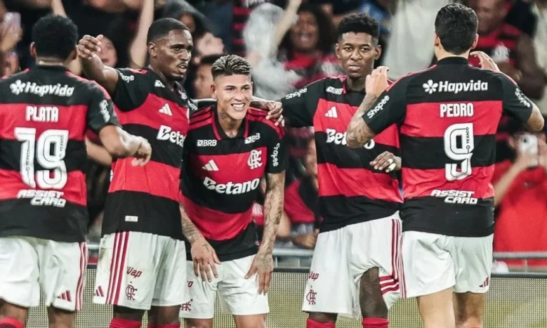 Avião do Flamengo enfrenta mau tempo, voa em círculos sobre São Paulo e pousa em segurança antes de estreia no Brasileirão
