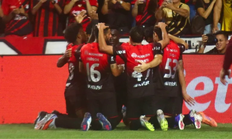 Athletico-PR Vence Santos no Fim com Gol de Viveros e Peixe Amarga Derrota em Jogo Polêmico pelo Gramado na Arena da Baixada