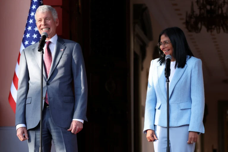 EUA vendem petróleo venezuelano e redirecionam receita para o governo de Delcy Rodríguez: como funciona o acordo