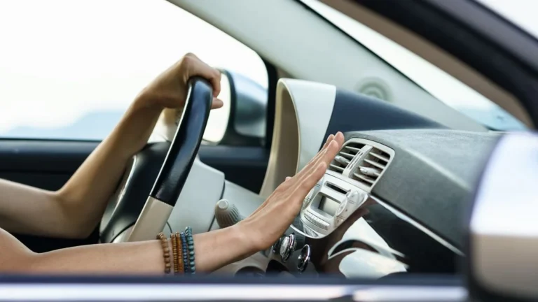 Calor insuportável? 5 dicas essenciais para o ar-condicionado do seu carro gelar mais rápido e garantir bem-estar