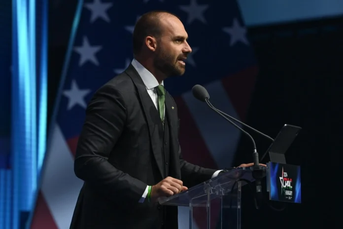 Eduardo Bolsonaro defende candidatura de Flávio, critica Lula e acusa STF de perseguição política