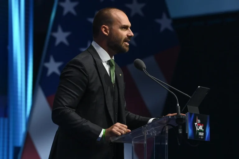 Eduardo Bolsonaro defende candidatura de Flávio, critica Lula e acusa STF de perseguição política