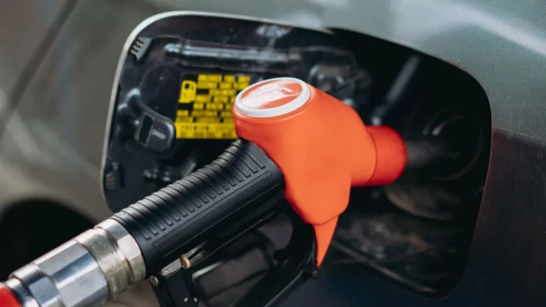 Seu carro está gastando mais combustível? Entenda os fatores que vão além do veículo e pesam no seu bolso