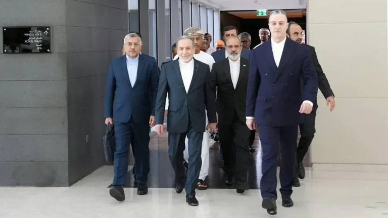 Irã e EUA retomam negociações nucleares em Genebra com foco em sanções e enriquecimento de urânio