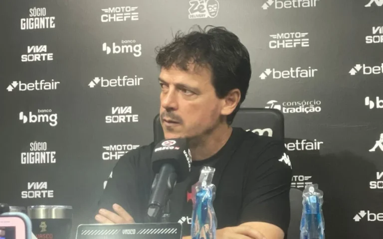 Sob Forte Pressão e Protestos da Torcida, Fernando Diniz Garante Permanência no Vasco: ‘Nunca Pedi Demissão’ e Cita Virada no Fluminense