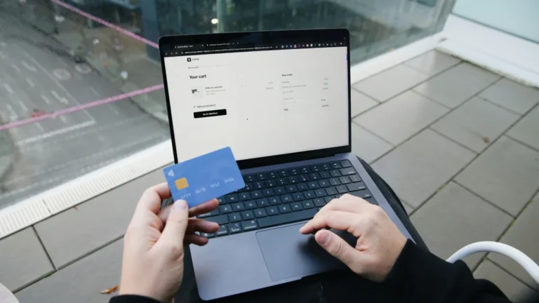 Evite Golpes em Compras Online: 7 Dicas Cruciais para Proteger Seu Dinheiro, Dados e Navegar com Segurança