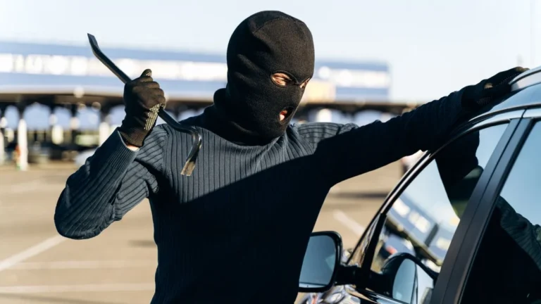 Blindagem x Película Anti-Vandalismo: Entenda as Diferenças Cruciais para Proteger Seu Carro da Violência Urbana