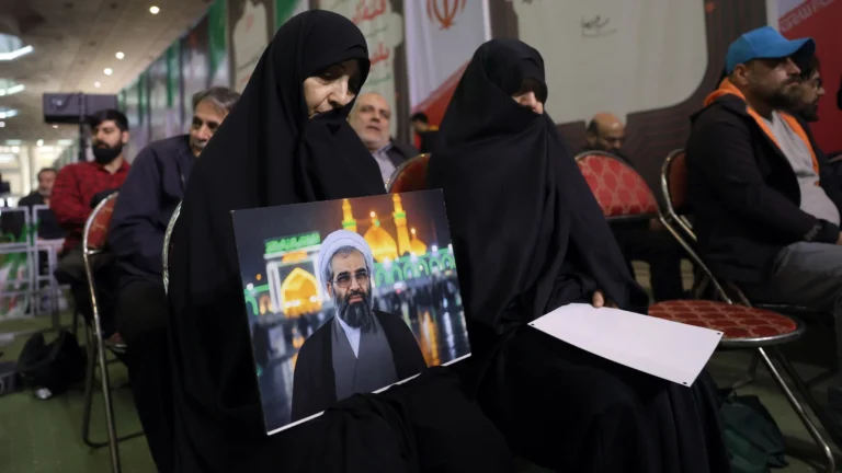 Irã Processa Políticos Reformistas por “Propaganda Contra o Sistema” Após Críticas à Repressão de Protestos