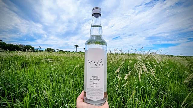 YVÁ Gastronomia celebra a brasilidade com lançamento de cachaça autoral em São Paulo