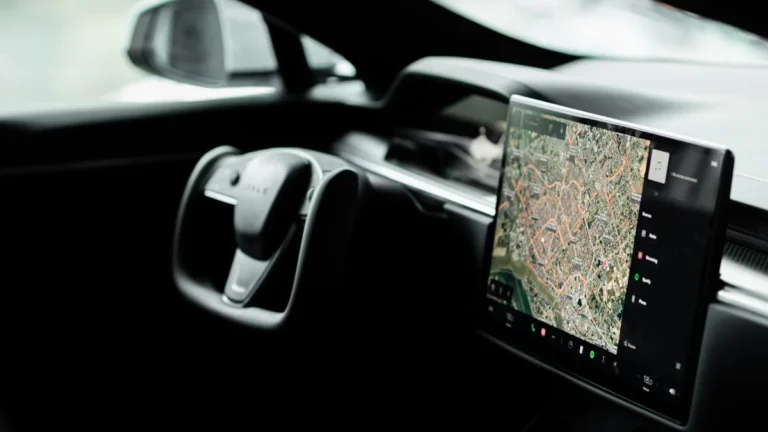 China Freia Minimalismo Automotivo: Novas Regras Exigem Botões Físicos e Miram Telas Gigantes para Aumentar Segurança no Trânsito