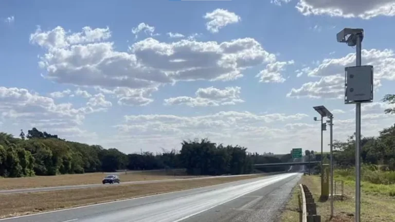 Radares com Inteligência Artificial: Como a Nova Tecnologia Flagra Celular e Falta de Cinto Dentro do Carro em Rodovias Brasileiras e Já Reduz Acidentes
