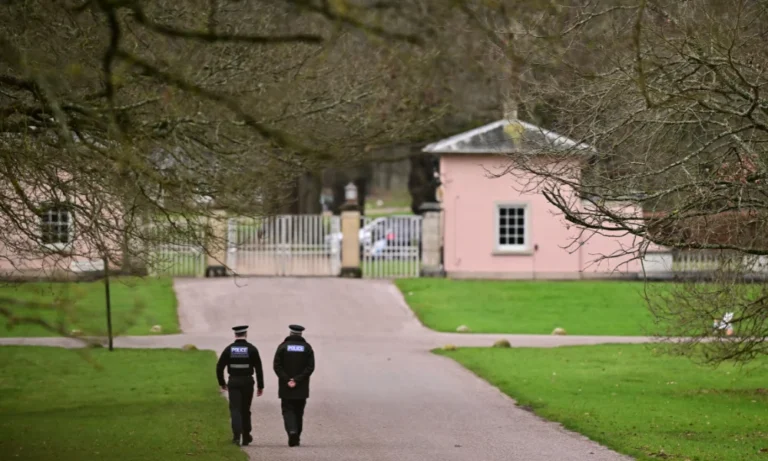 Polícia Britânica Realiza Novas Buscas em Endereços Ligados ao Ex-Príncipe Andrew Após Prisão em Investigação de Caso Epstein