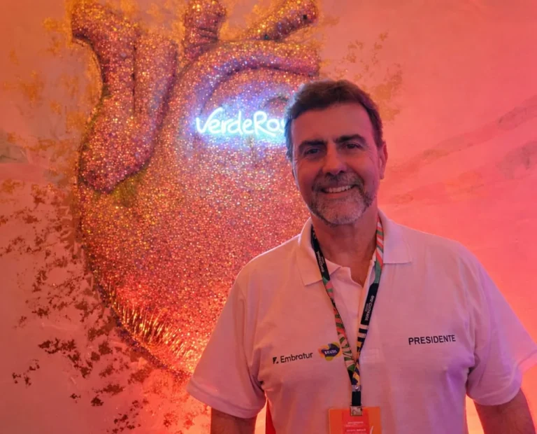 Marcelo Freixo na Sapucaí: Carnaval é a “promoção espetacular” do Brasil, afirma presidente da Embratur