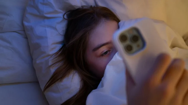 Tempo de tela: Quanto é demais antes de dormir? Neuropediatra explica como o uso noturno afeta seu sono e o de seus filhos
