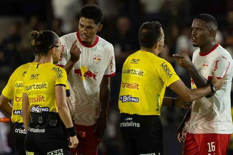 Bragantino pune Gustavo Marques com multa de 50% e afastamento após falas machistas contra árbitra Daiane Muniz no Paulistão