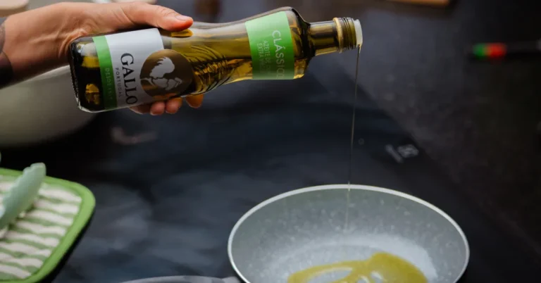 Azeite de Oliva na Cozinha: Ciência Desmistifica o Uso em Aquecimento e Garante Segurança e Nutrição