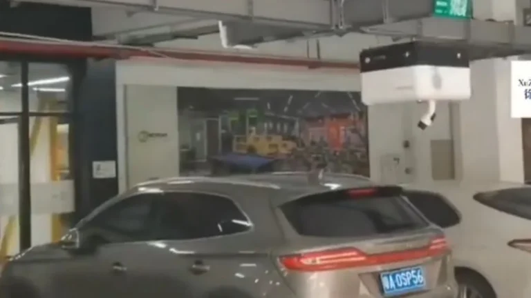 Robôs Aéreos em Estacionamentos Transformam Recarga de Carros Elétricos: Como a China Está Resolvendo o Dilema da Infraestrutura e Tornando EVs Mais Práticos