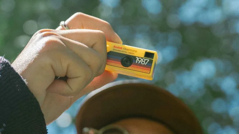 A Revolta Contra o Algoritmo: Câmeras Retrô com Imperfeições Vencem a IA e Redefinem a Fotografia em 2026