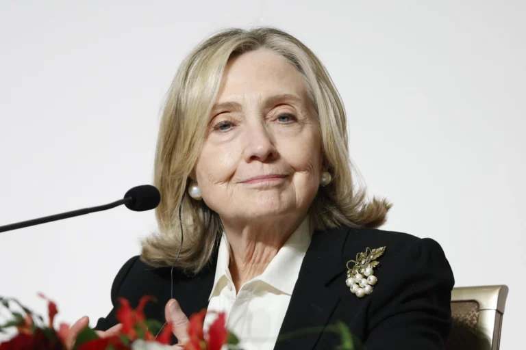 Hillary Clinton Nega Conhecimento dos Crimes de Epstein em Depoimento ao Congresso