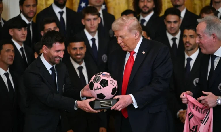 Trump Recebe Messi na Casa Branca, Questiona ‘Pelé ou Messi?’ e Ganha Camisa do Inter Miami em Cerimônia Pelo Título da MLS