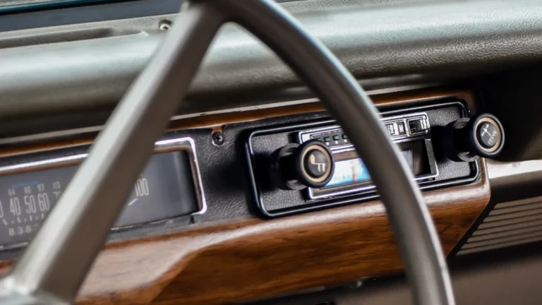 Nostalgia no Volante: Relembre os 3 Toca-Fitas de Carro que Fizeram Sucesso nos Anos 80 e Eram Símbolo de Status