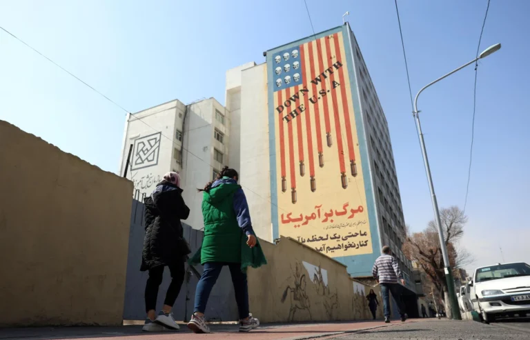 Guerra Irã-EUA: Mais de 32.000 Americanos Evacuados do Oriente Médio em Operação Massiva