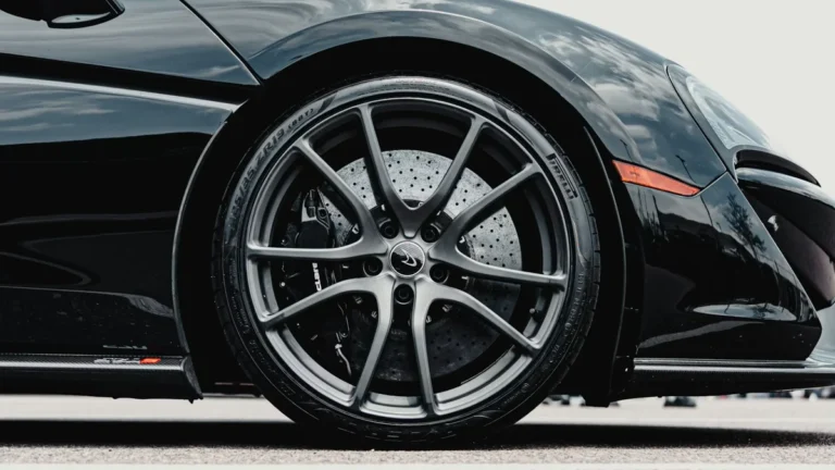 Tecnologia Transforma Pneus em Sensores Inteligentes para Antecipar Riscos na Pista e Aumentar a Segurança no Carro