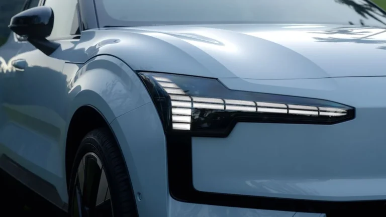 Volvo EX30 em Recall Global: Mais de 40 Mil SUVs Elétricos Convocados por Risco de Incêndio em Baterias