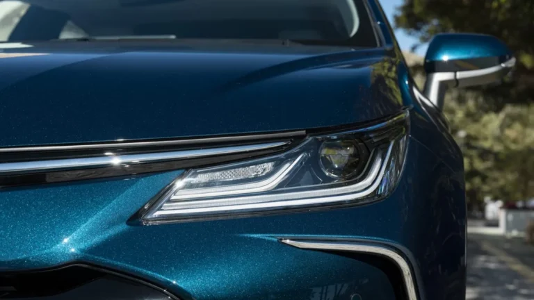 Toyota Corolla 2026 nos EUA: Recall Inusitado por Falha ‘Invisível’ nos Faróis Pode Ofuscar Visão e Aumentar Risco de Acidentes Noturnos; Saiba os Detalhes