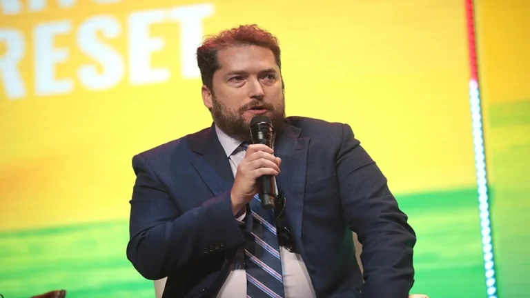 Bolsonaro Pede Autorização a Moraes para Receber Crítico do STF e Assessor de Trump em Dias Fora do Padrão