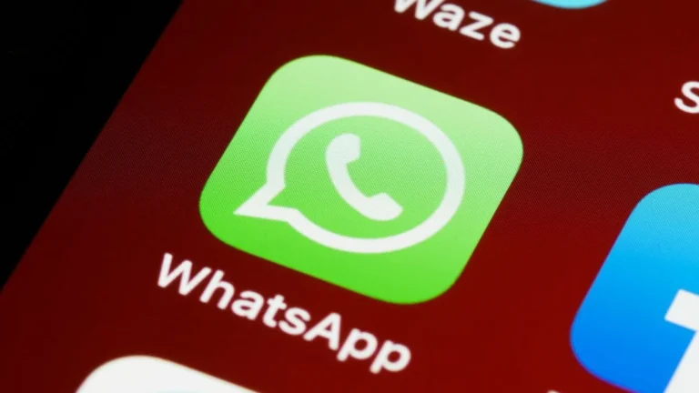 WhatsApp Lança Alerta Contra Golpes de QR Code e Roubo de Conta; Meta Reforça Segurança no Facebook e Messenger com IA