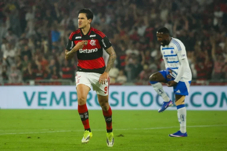 Flamengo Supera Cruzeiro por 2 a 0 no Maracanã com Gols de Pedro e Carrascal, Consolida Invencibilidade e Sobe no Brasileirão 2026 em Noite de Reencontros e Polêmicas