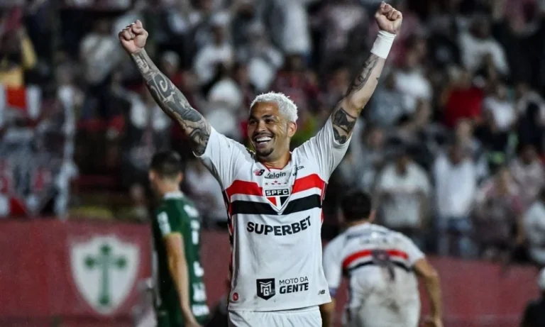 São Paulo Vence Chapecoense por 2 a 0 e Assume Liderança do Brasileirão na Estreia de Roger Machado com Gols de Luciano e Calleri