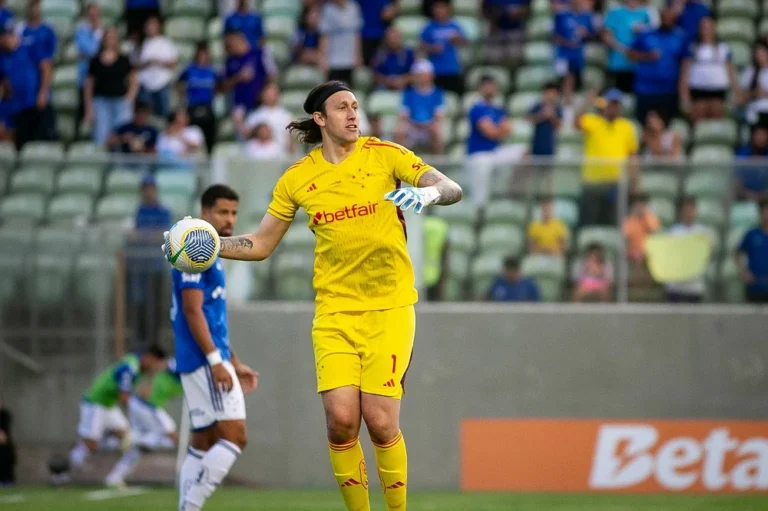 Cássio sofre grave lesão multiligamentar no joelho esquerdo e desfalca Cruzeiro na temporada 2024; cirurgia é confirmada