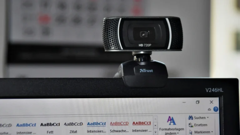 Luz da Webcam Acende Sozinha? Aprenda a Identificar se o Microfone ou Câmera do Seu PC Estão Ativados por Espiões e Proteja Sua Privacidade Digital