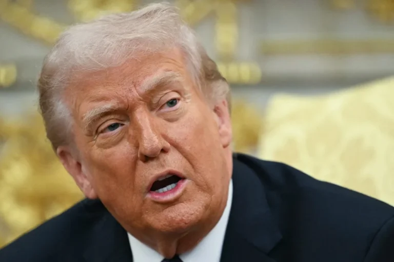 Trump se autoproclama “reconfigurador” da mídia americana e celebra demissões e cortes de financiamento