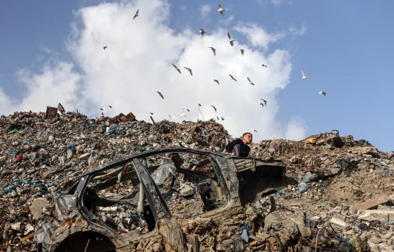 Crise Humanitária em Gaza: Pilhas de Lixo Agravam Situação de 2 Milhões de Pessoas Após Dois Anos de Guerra