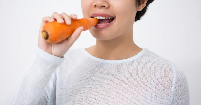 Comer cenoura deixa a pele bronzeada? Entenda o efeito do betacaroteno e seus riscos