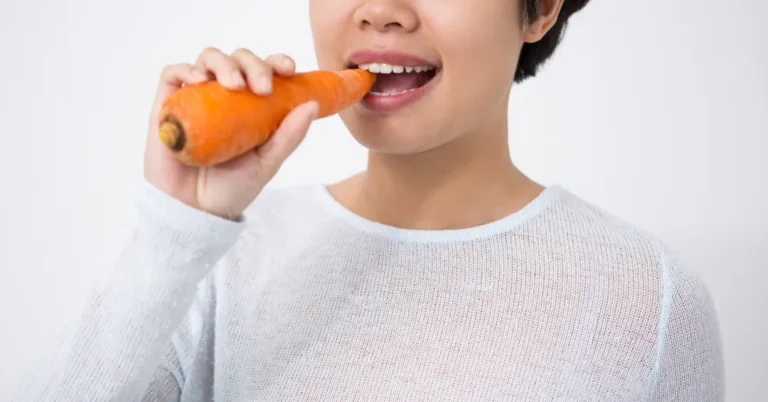 Comer cenoura deixa a pele bronzeada? Entenda o efeito do betacaroteno e seus riscos