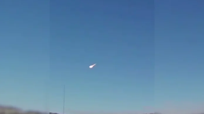 Vídeo chocante: Meteoro gigante cruza o céu de Ohio em plena luz do dia e causa estrondo sônico nos EUA