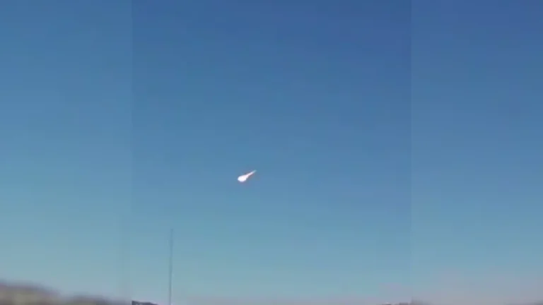 Vídeo chocante: Meteoro gigante cruza o céu de Ohio em plena luz do dia e causa estrondo sônico nos EUA