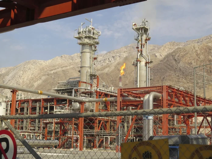 Ataques israelenses a instalações de gás no Irã elevam preços de petróleo e gás natural globalmente