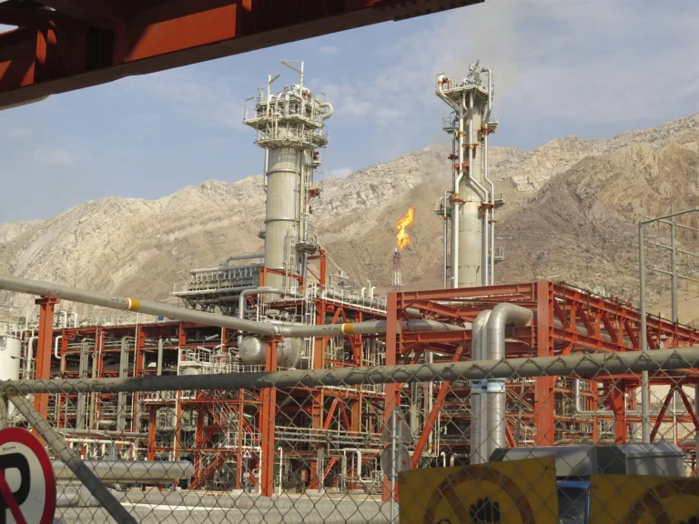 Ataques israelenses a instalações de gás no Irã elevam preços de petróleo e gás natural globalmente