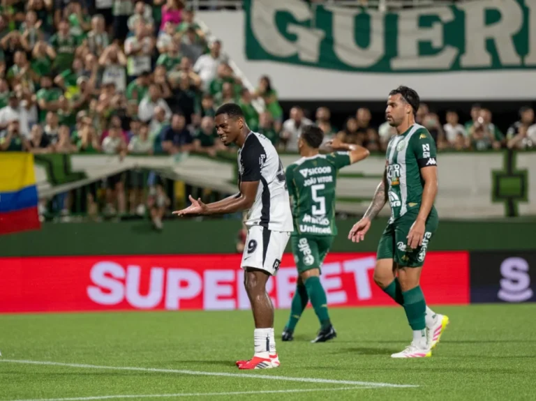 Corinthians e Chapecoense empatam sem gols em duelo sem brilho na Arena Condá pelo Brasileirão