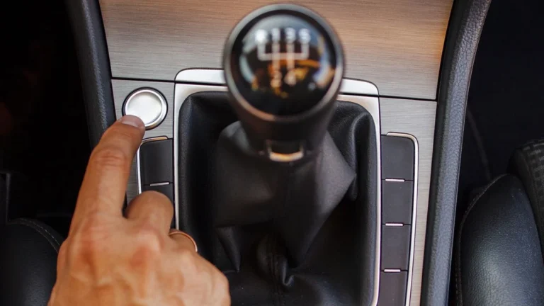 Você comete estes 5 erros comuns ao trocar a marcha que estão DESTRUINDO a embreagem do seu carro (e você nem sabe!)