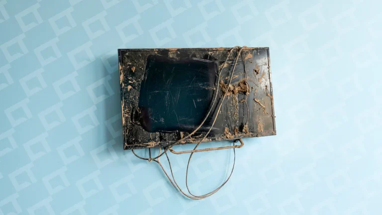 Sua TV molhou na enchente e ainda funciona? Cuidado! Descubra por que ela pode ‘pifar’ meses depois devido a danos ocultos e oxidação