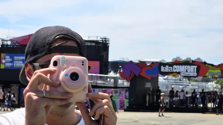 Lollapalooza Brasil 2026: A Ascensão das ‘Charmeras’ e Câmeras Retrô na Era Y2K dos Festivais de Música