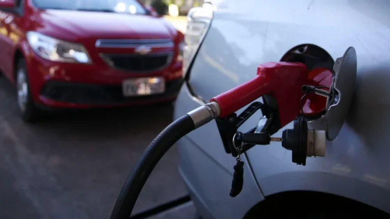 Crise Global e Demanda Cruzada: Entenda Por Que o Preço do Etanol Sobe Junto com a Gasolina, Mesmo Sem Ser Derivado do Petróleo